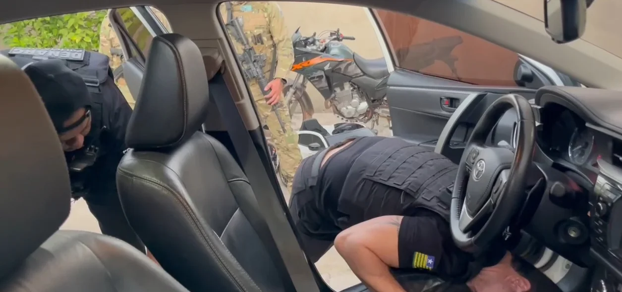 Busca veicular pelos policiais do DENARC