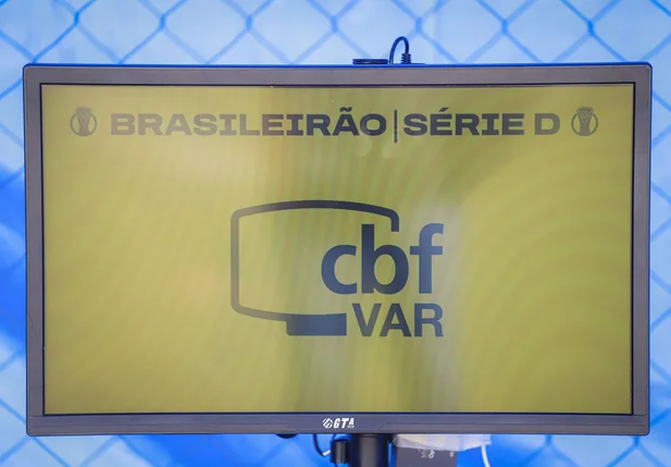 Cabine do VAR na partida entre Altos e Treze