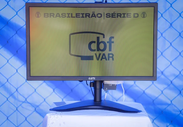 Cabine do VAR na partida entre Altos e Treze