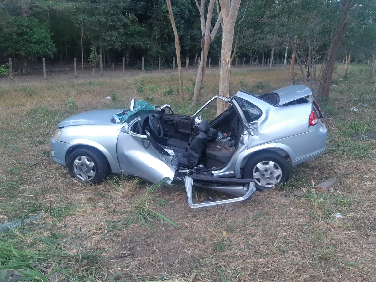Carro ficou completamente destruído após colidir contra árvore na BR 343