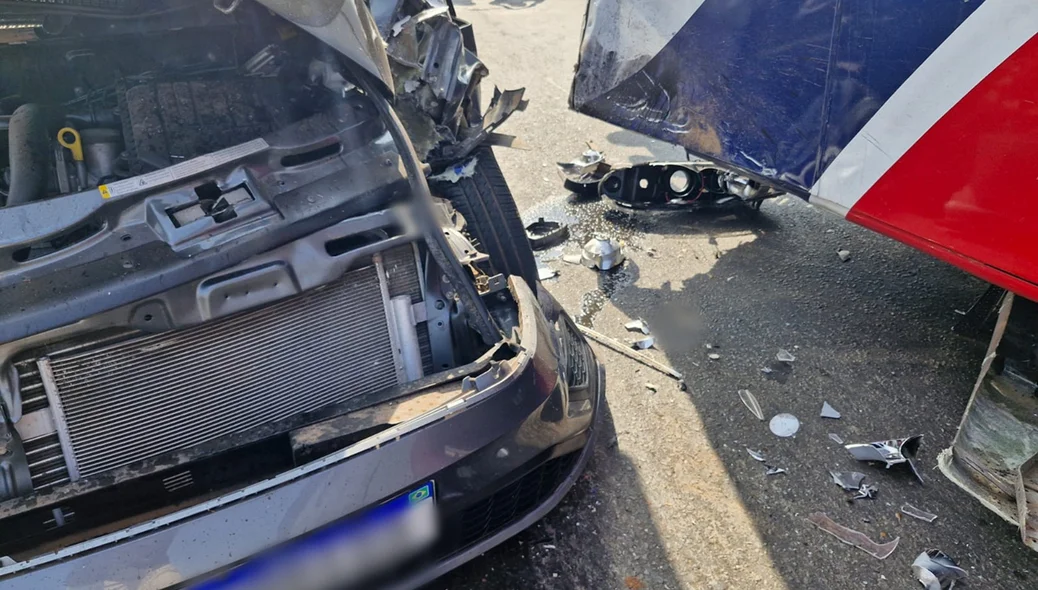 Carros ficaram destruídos