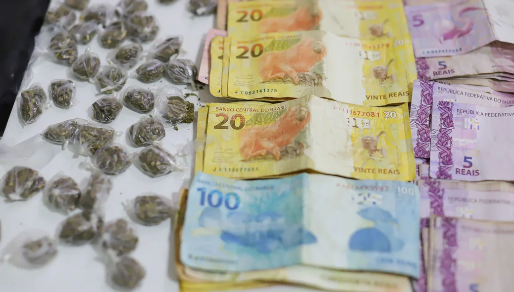 Cédulas de dinheiro e drogas apreendidas