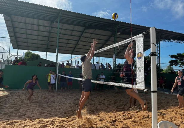 Copa Itararé de Vôlei movimenta jovens atletas no bairro Dirceu Arcoverde