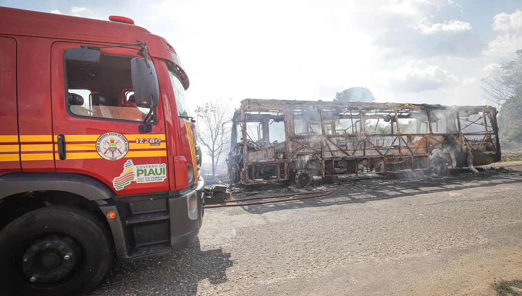 Corpo de Bombeiros no local
