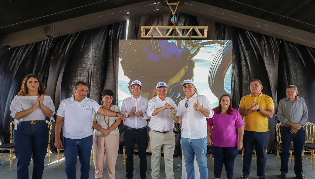 Entrega simbólica da chave de um dos diversos tratores doados durante a solenidade