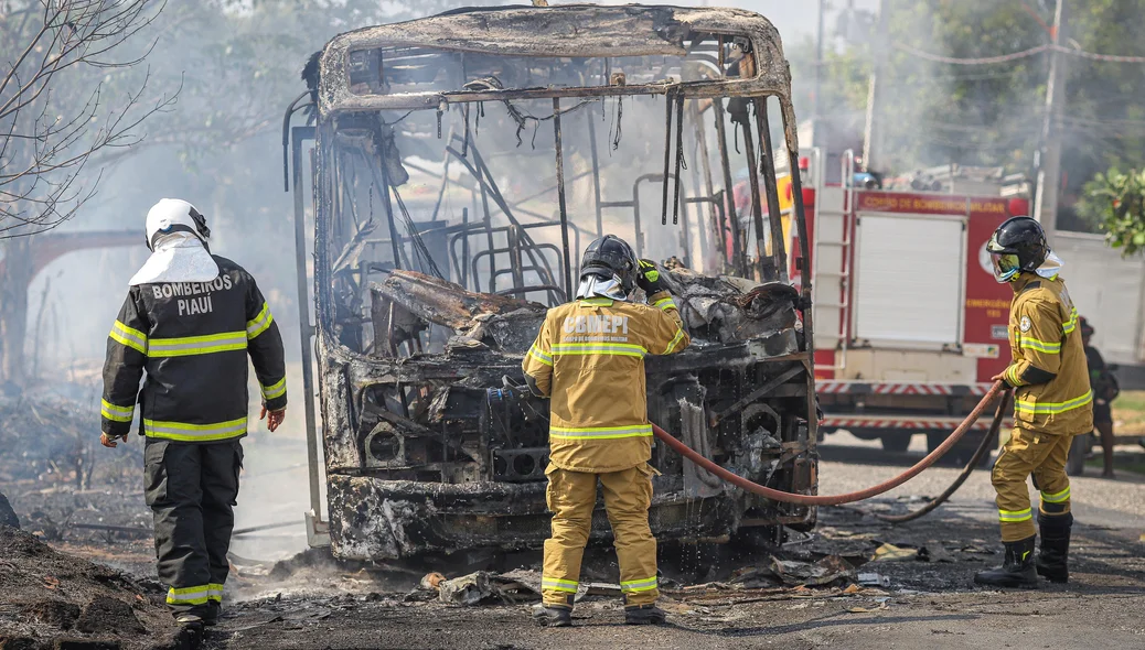 Equipe de bombeiros no local da ocorrência