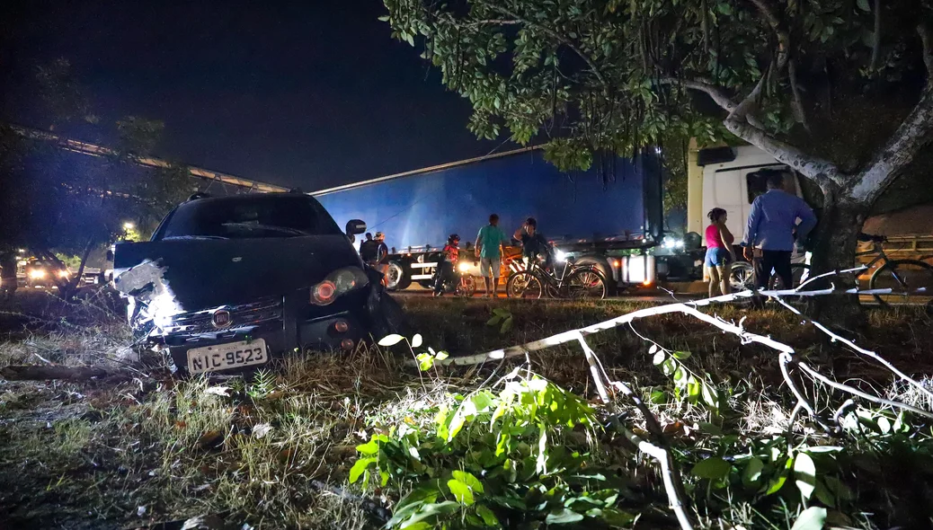 Fiat Strada ficou parcialmente destruído