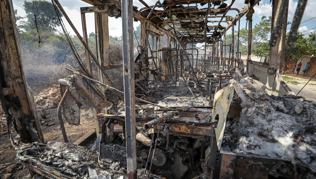 Fogo destruiu o veículo