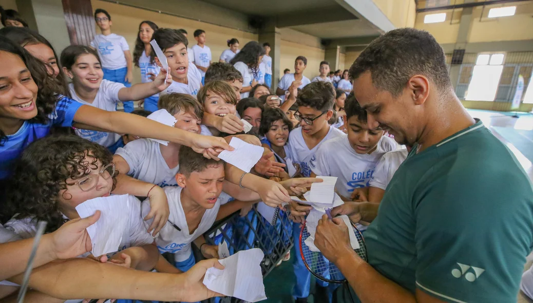 Francielton Farias dando autografos aos alunos