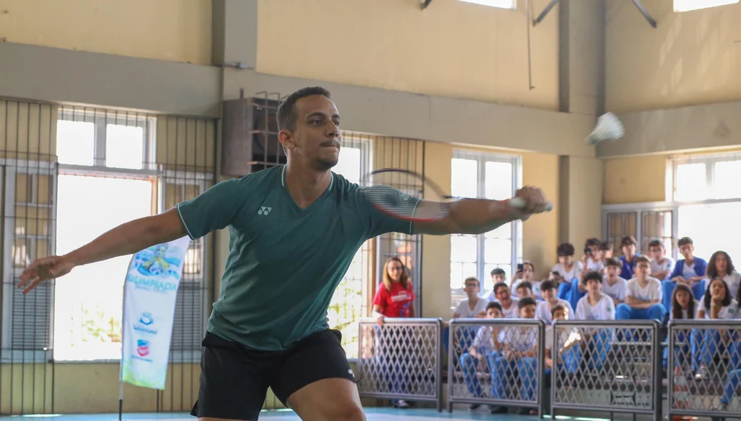 Francielton Farias jogando na quadra