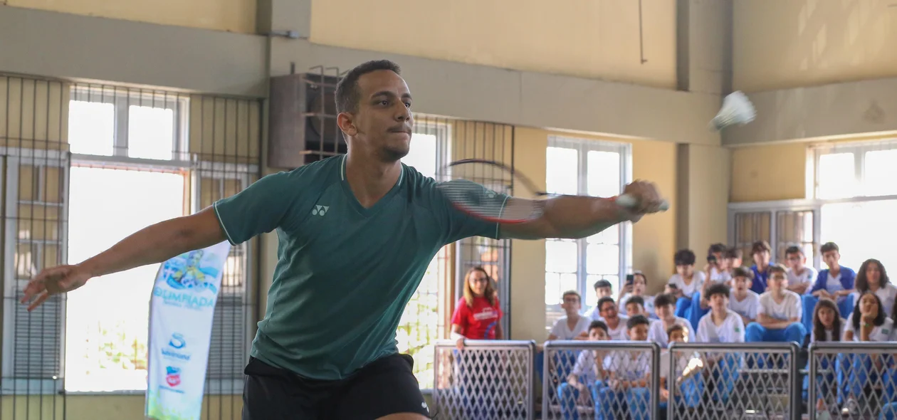Francielton Farias jogando na quadra