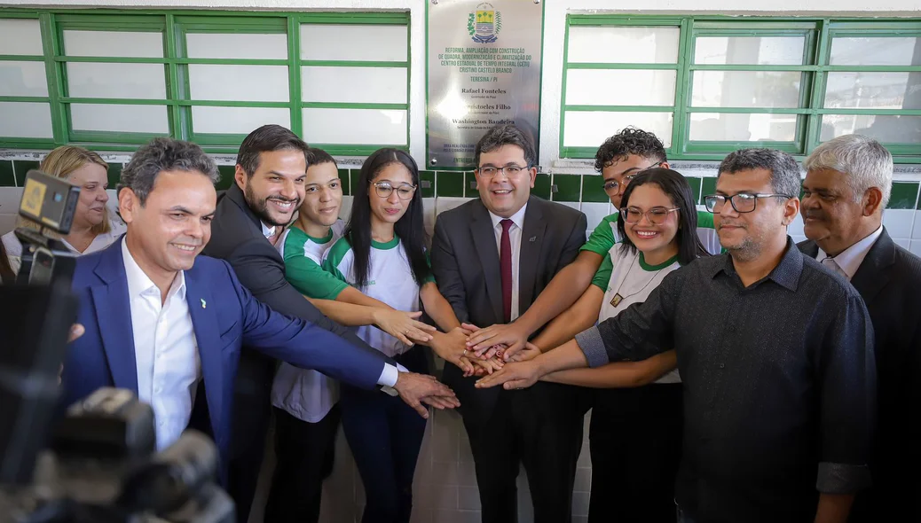 Governador Rafael Fonteles e equipe de governo inaugurando escola