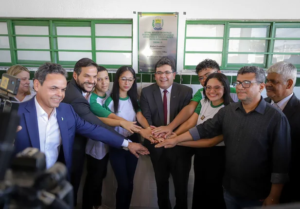Governador Rafael Fonteles e equipe de governo inaugurando escola