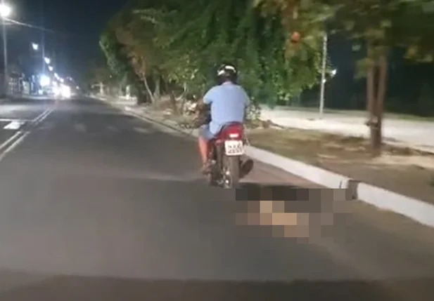 Homem flagrado arrastado cachorro