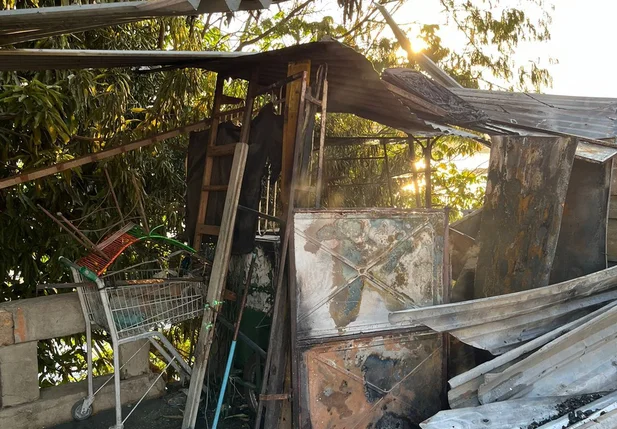 Incêndio destruiu objetos do local