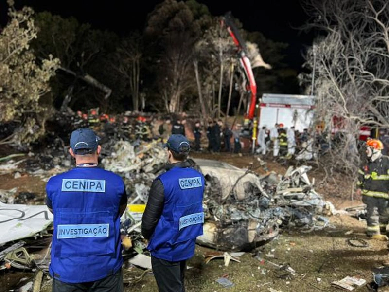 Investigadores do Cenipa no local do acidente aéreo