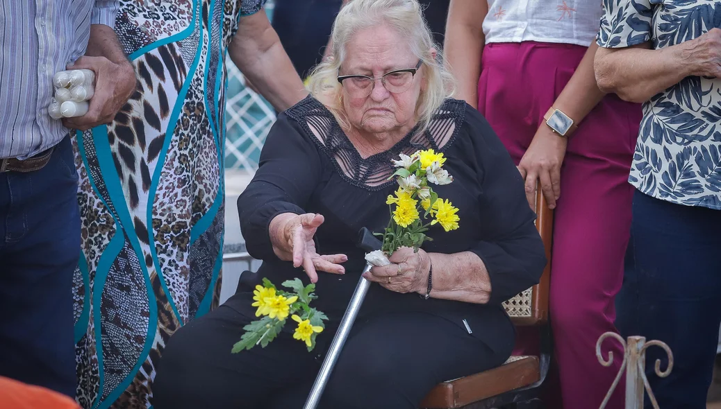 Mãe do empresário dando último adeus