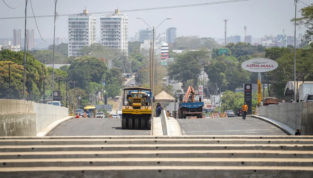 Maquinário nas obras de rebaixamento da Avenida João XXIII