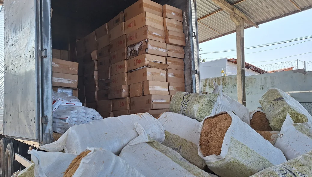 Material estava em meio a uma carga de palha