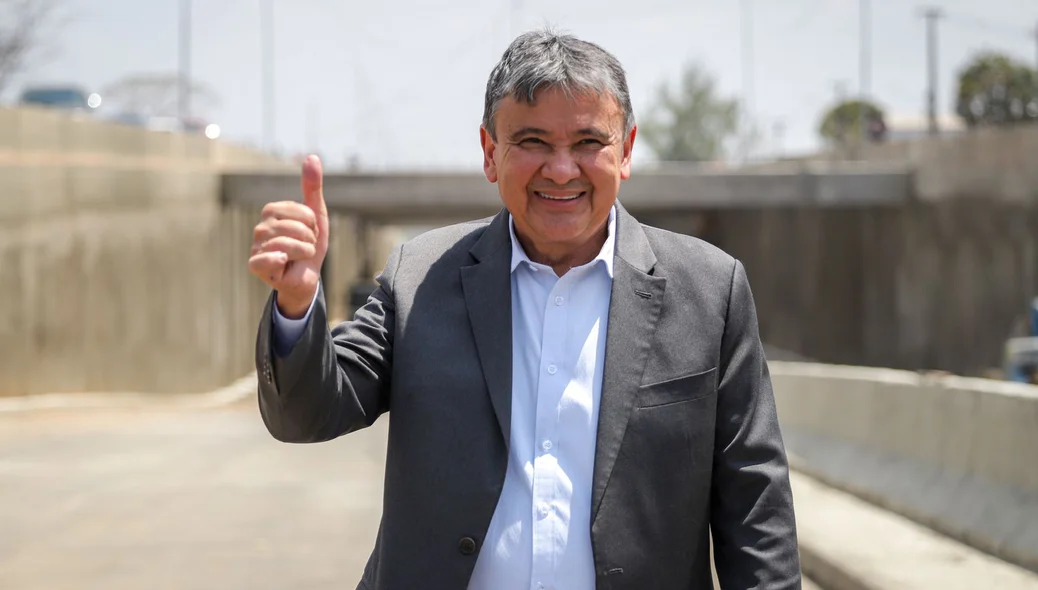 Ministro Wellington Dias acenando
