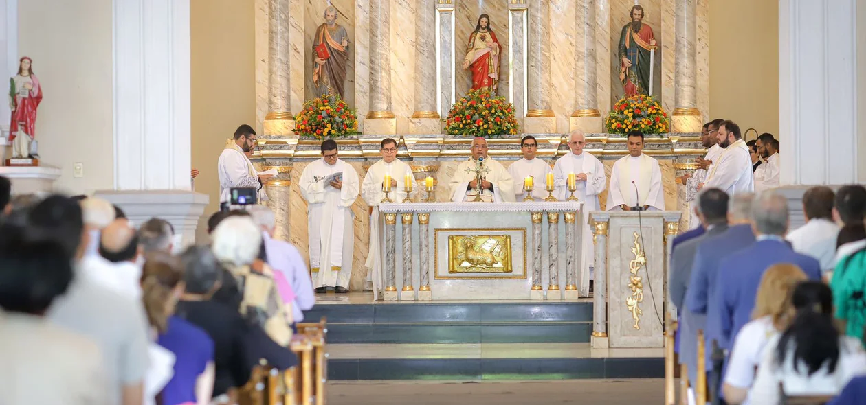 Missa solene é realizada em homenagem à padroeira de Teresina