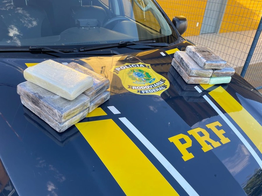 Mulher é presa com quase 1 kg de cocaína dentro de malas em ônibus