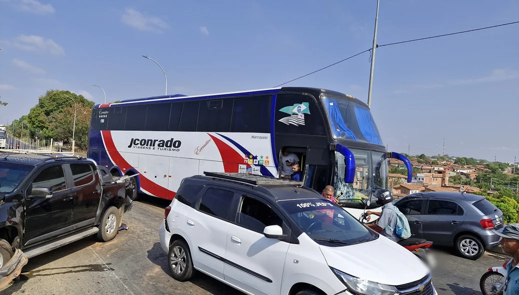 Ônibus bateu em três carros
