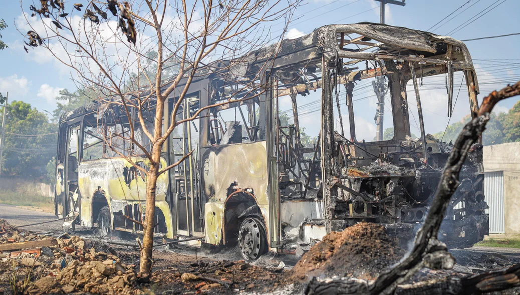 Ônibus completamente destruído