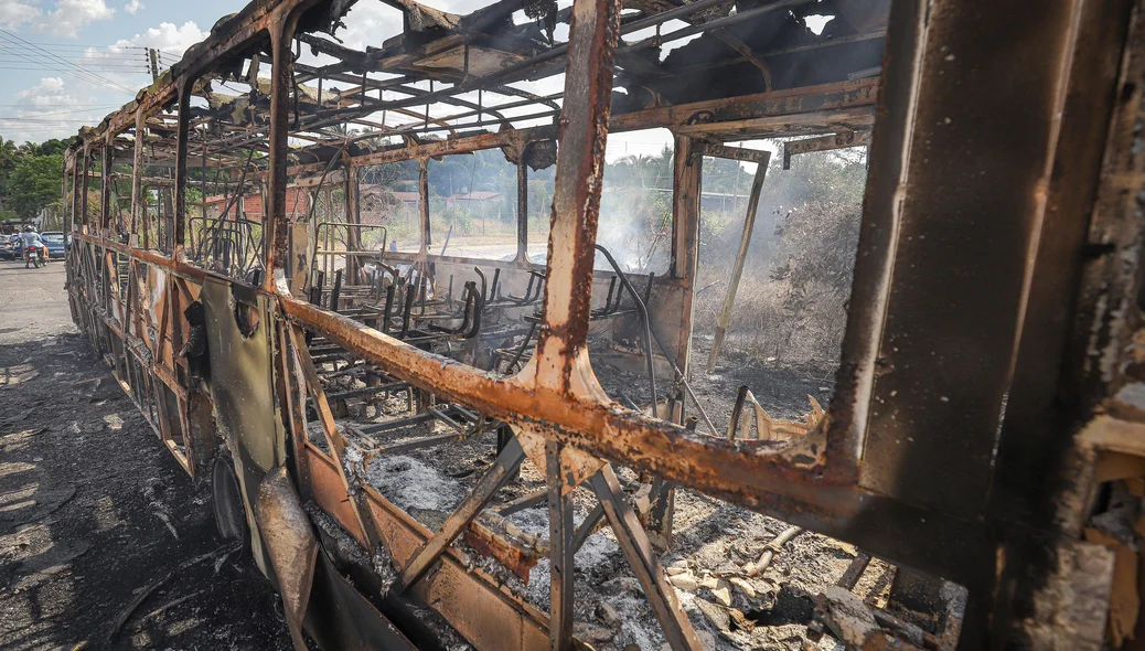 Ônibus destruído pelo fogo
