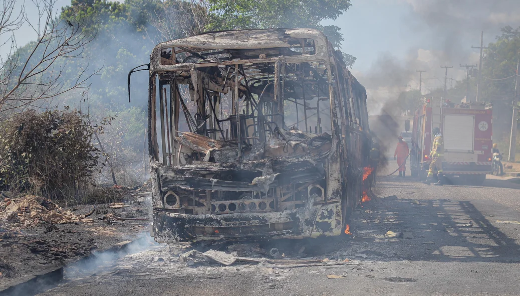 Ônibus ficou destruído