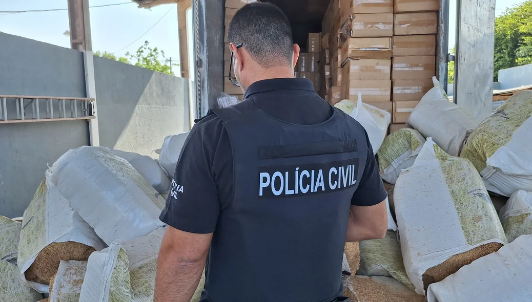 Policiais da Deccoterc durante fiscalização