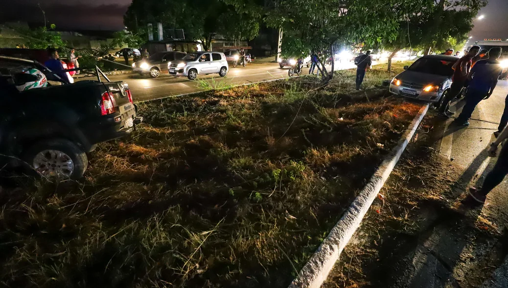 Poste caiu e atingiu ciclista