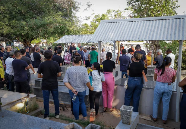 Sepultamento do filho do secretário Michel Saldanha em Teresina