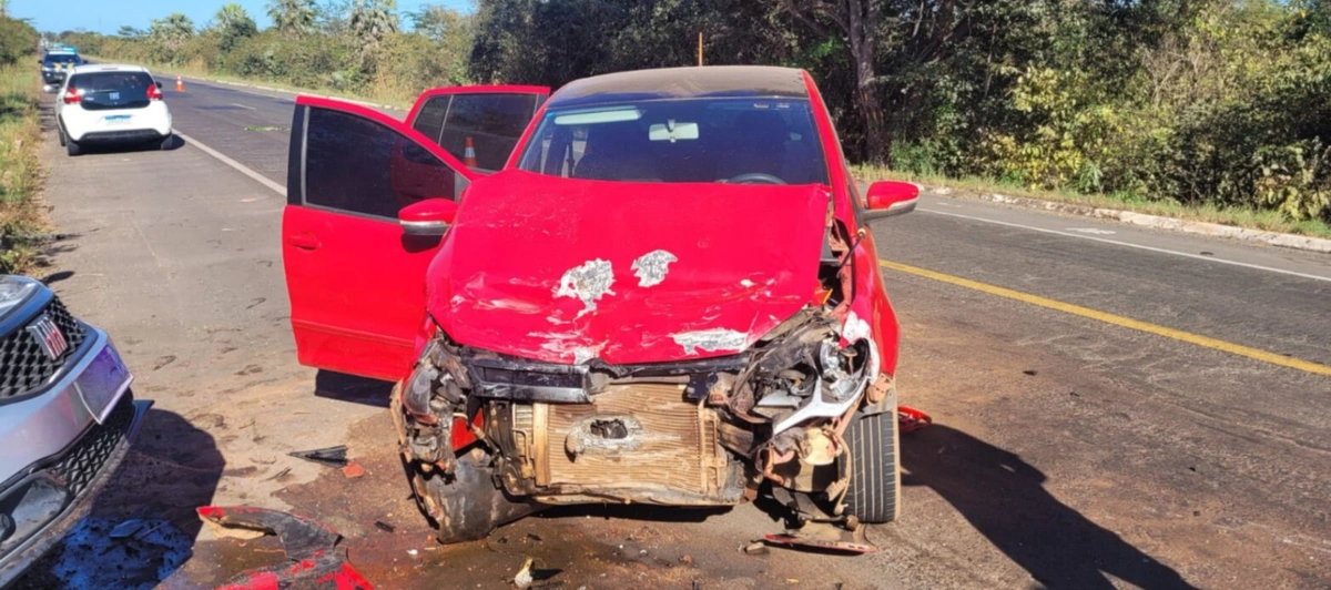 Terceiro veículo colidiu a frente contra a lateral direita do carro da Prefeitura de Parnaíba