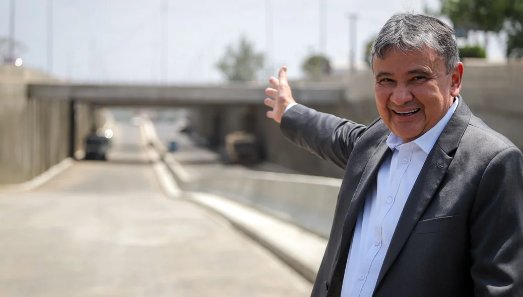 Wellington Dias mostrando o viaduto