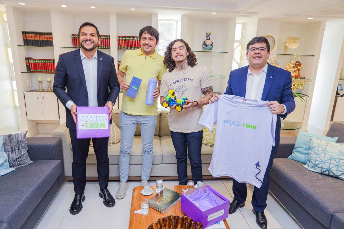 Whindersson Nunes e o governador Rafael Fonteles em reunião no Palácio de Karnak