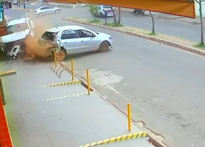 Acidente com três veículos no Centro de Altos