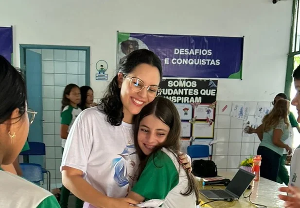 Adolescente lidera projeto de incentivo a leitura