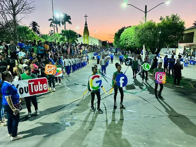 Desfile reuniu centenas de pessoas
