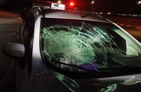 Motociclista foi arremessado para o para-brisa do carro