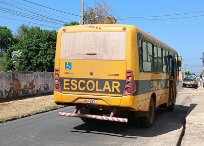 Ônibus escolar envolvido no acidente