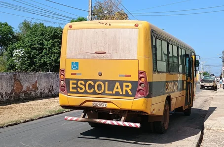 Ônibus escolar envolvido no acidente