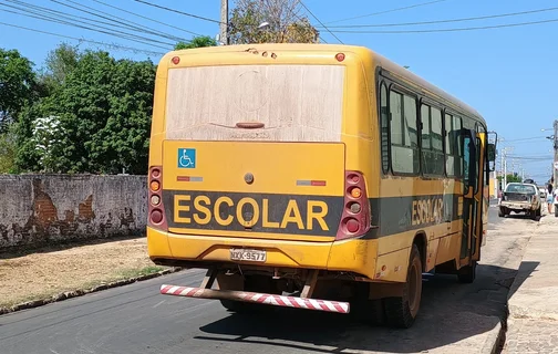 Ônibus escolar envolvido no acidente