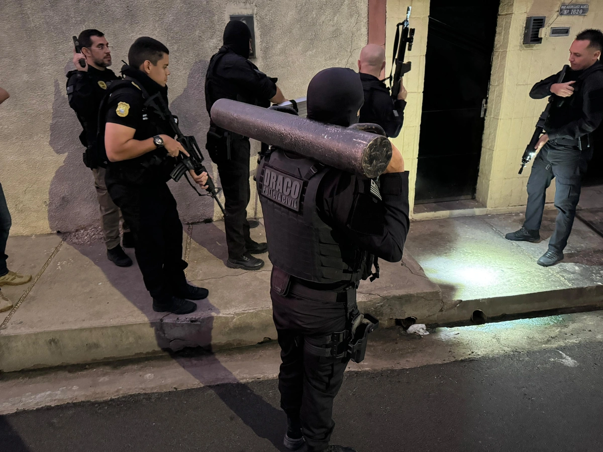 Policiais do DRACO durante operação em Teresina