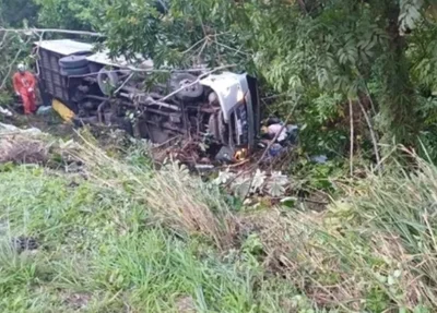 Quatro pessoas morrem e 5 ficam feridas após acidente com ônibus na Bahia