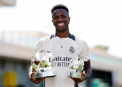 Vinicius Júnior recebe o prêmio de melhor jogador da Champions League da Europa