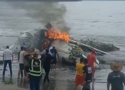 Avião de pequeno porte cai em praia de SP