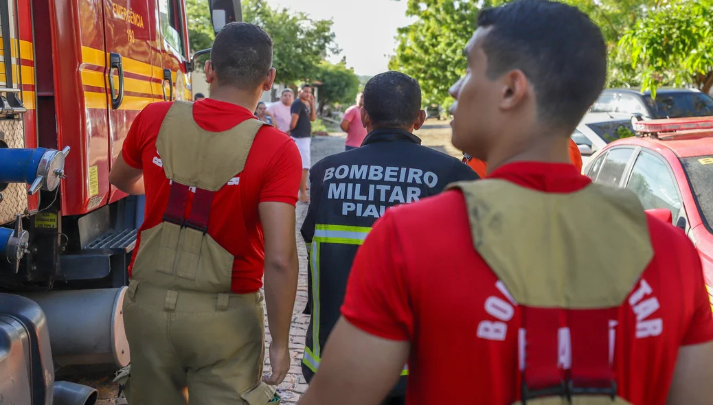 Bombeiros encontraram o corpo carbonizado em meio aos destroços da residência