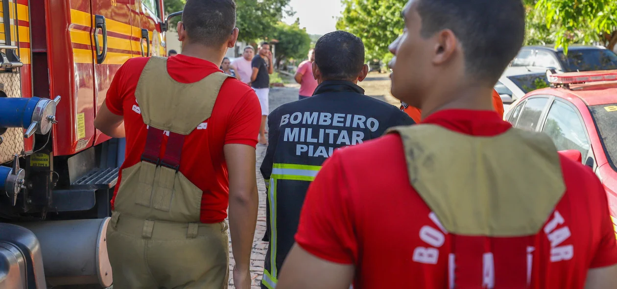 Bombeiros encontraram o corpo carbonizado em meio aos destroços da residência