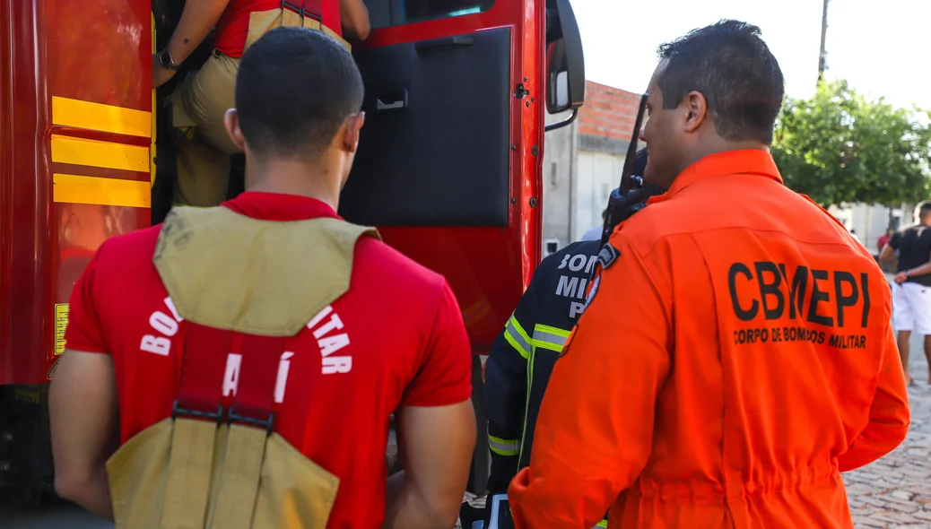 Bombeiros estiveram no endereço do jovem para controlar o fogo no imóvel